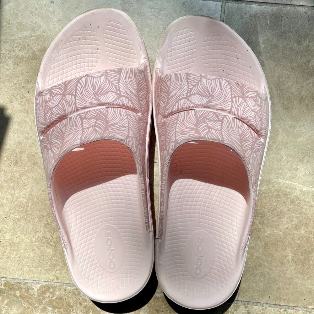 Women's Oofos, blush patterned. Size 10. Worn only twice. As clean as new.
